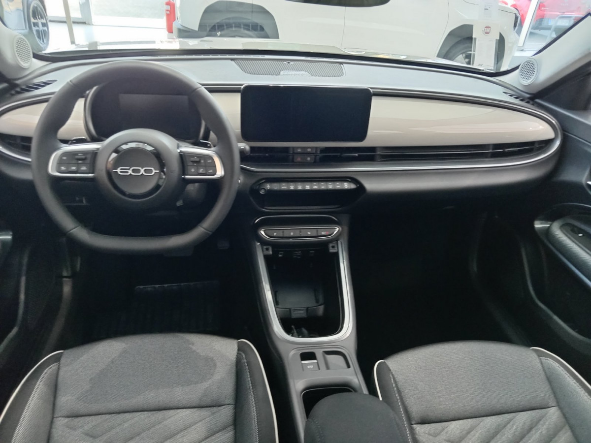 FIAT 600 1.2 100 KS MHEV DCT6 ICON + TECH 