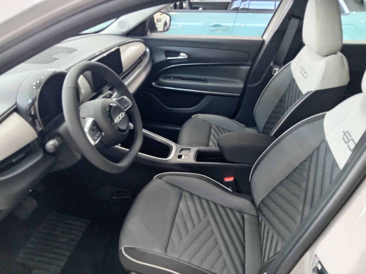 FIAT 600 1.2 100 KS MHEV DCT6 ICON + TECH 