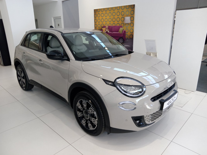 FIAT 600 1.2 100 KS MHEV DCT6 ICON + TECH 