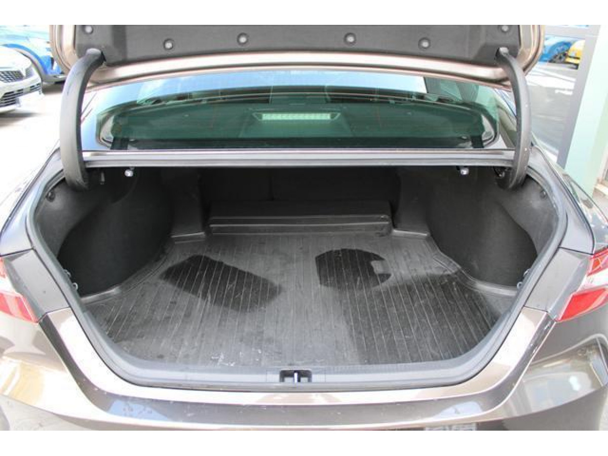 Toyota Camry 2.5 HYBRID AUT 