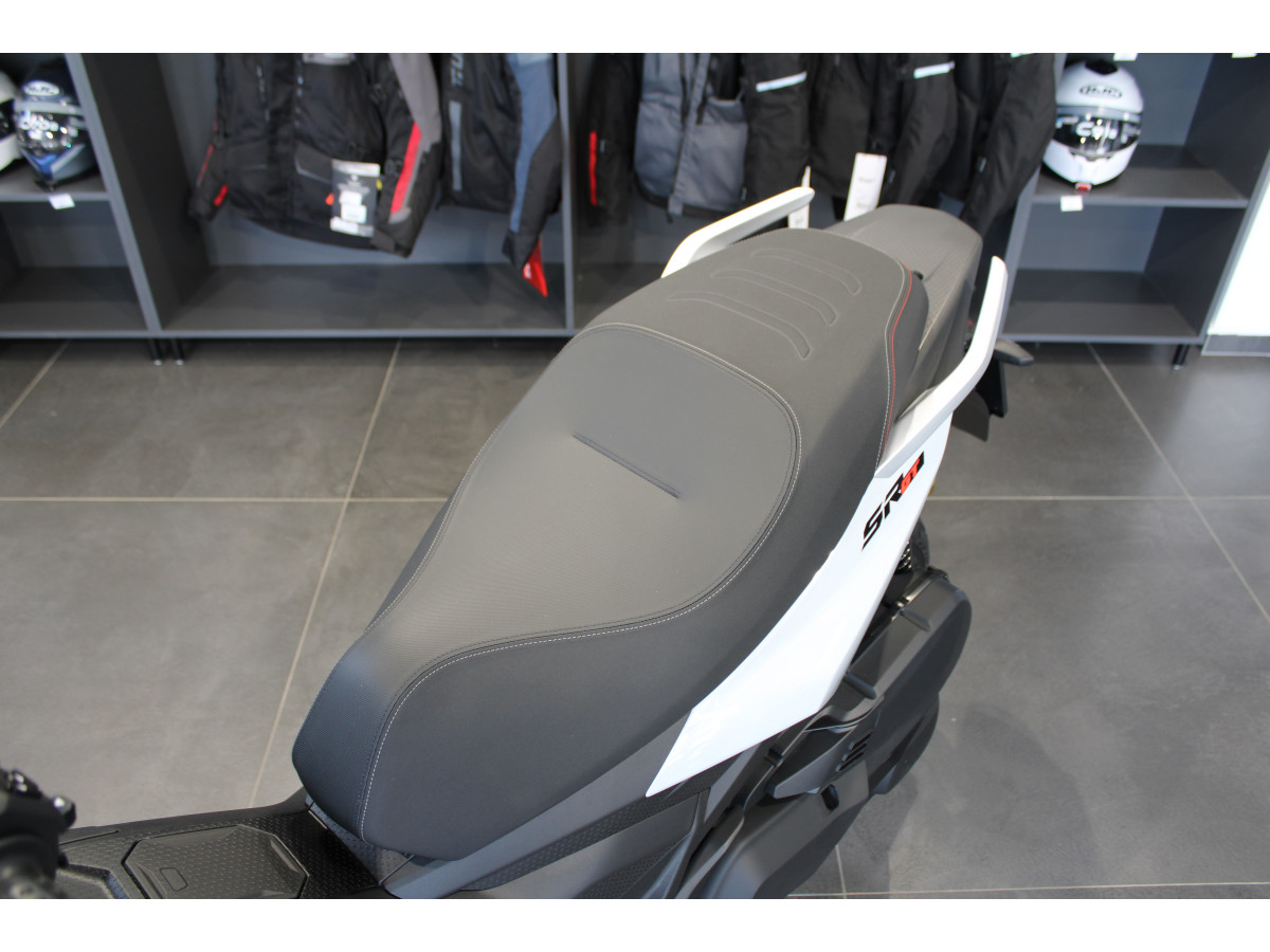 Aprilia SR GT 400 