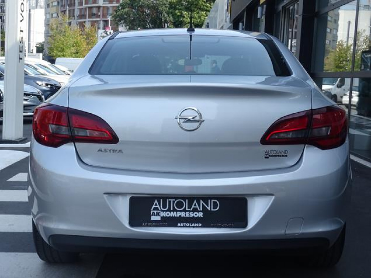 Opel Astra J 1.6 Enjoy 