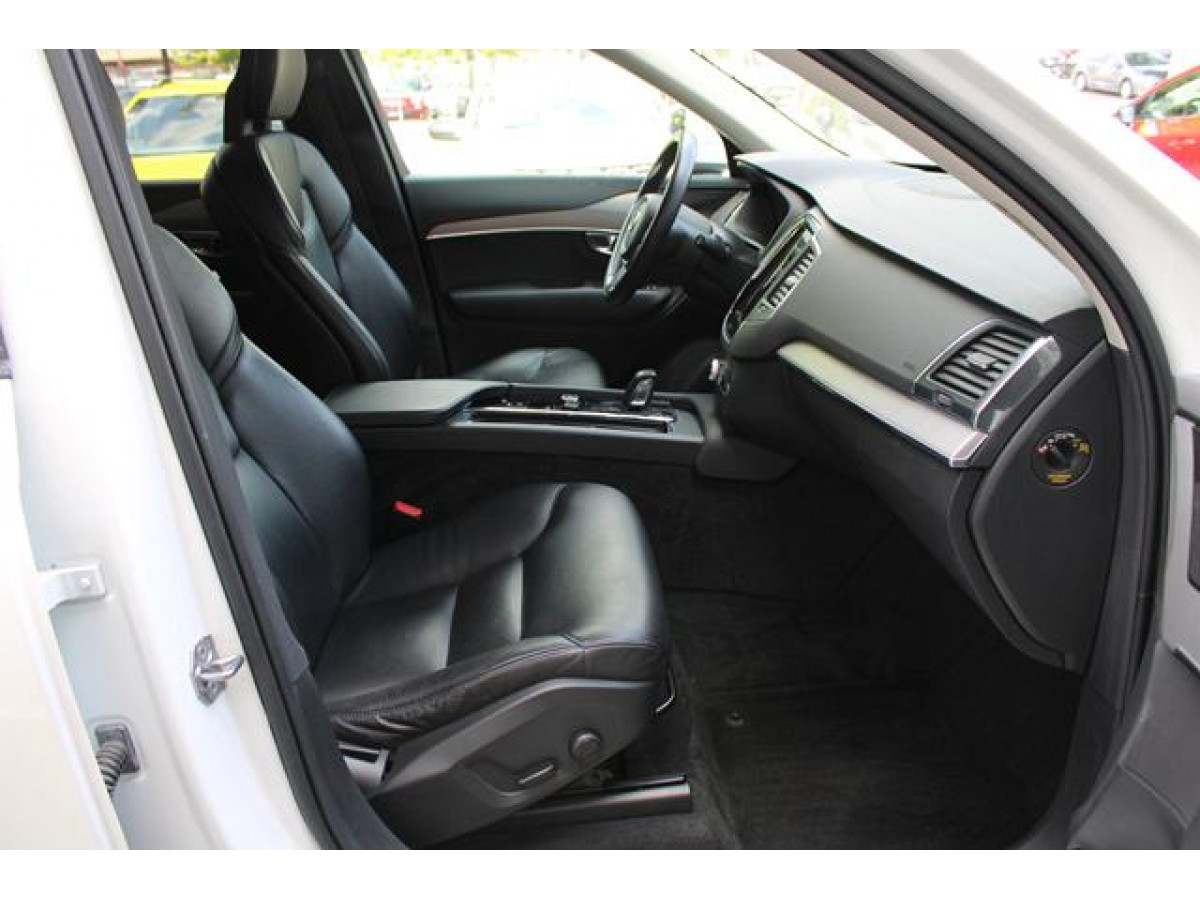 Volvo XC90 2.0 B5 MOMENTUM PRO 