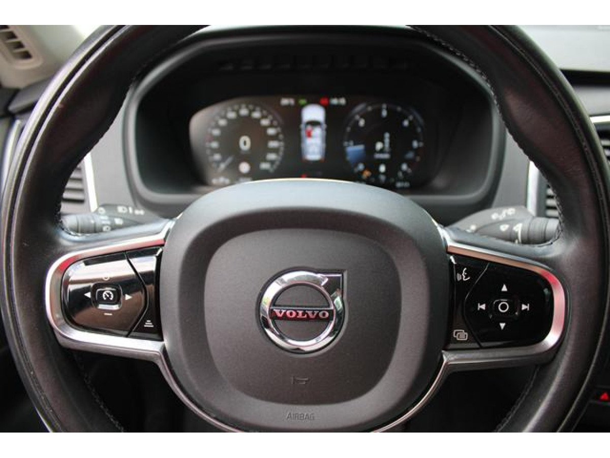 Volvo XC90 2.0 B5 MOMENTUM PRO 