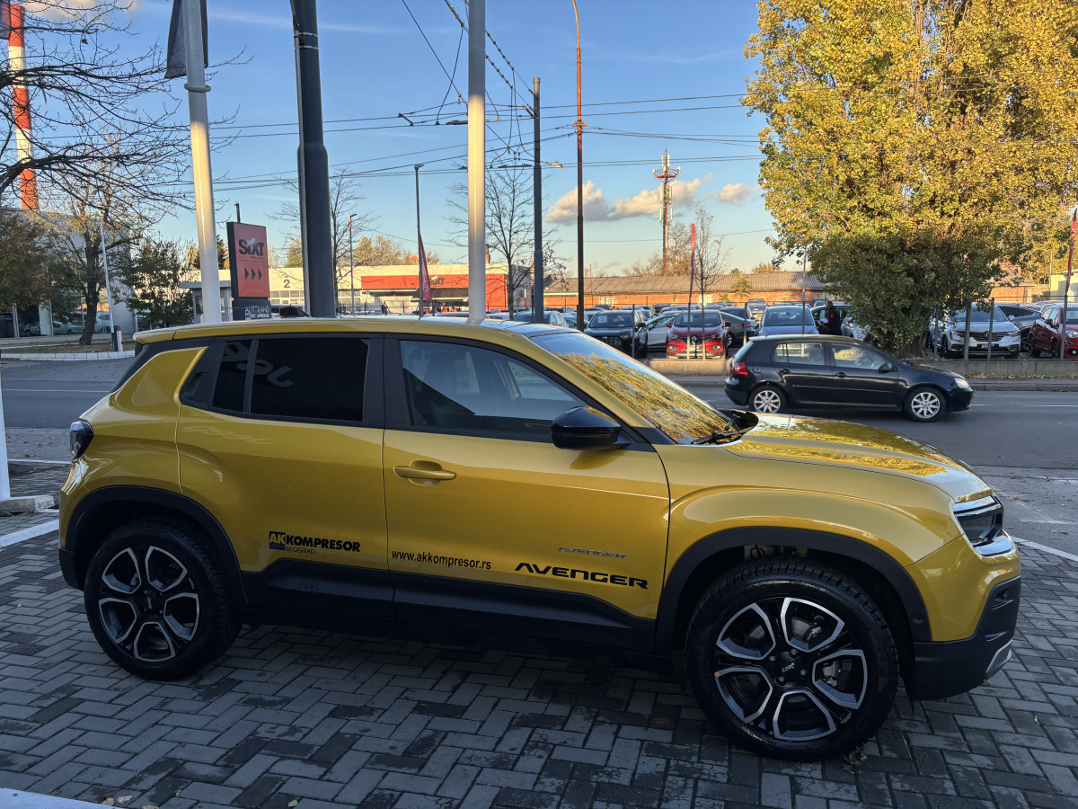 Jeep Avenger MHEV 1.2 100ks DCT6 Summit DEMO