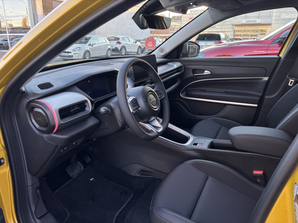 Jeep Avenger MHEV 1.2 100ks DCT6 Summit DEMO