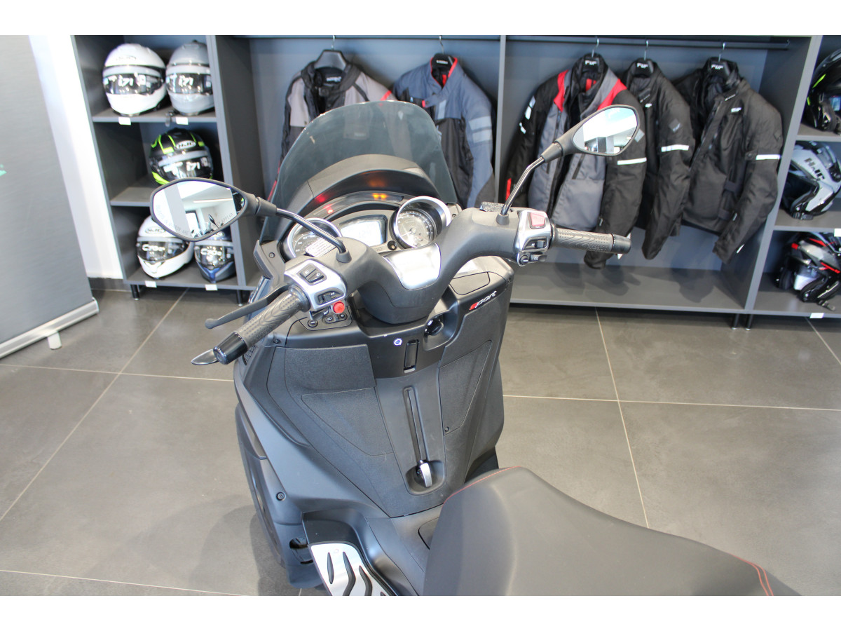 Piaggio MP3 300 Sport 