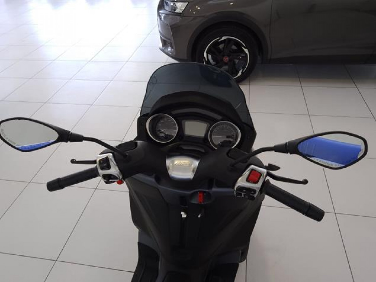 Piaggio MP3 300 Sport 