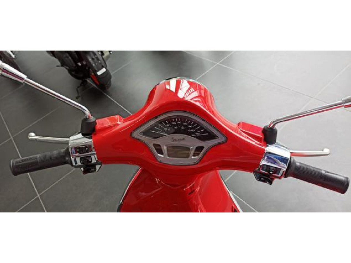 Vespa Primavera 50 Red