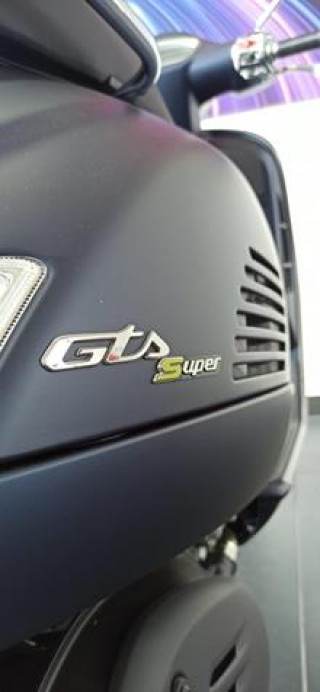 Vespa GTS 300 HPE Super Tech 