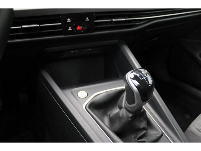 Volkswagen Golf 8 1.0 TSI Life 