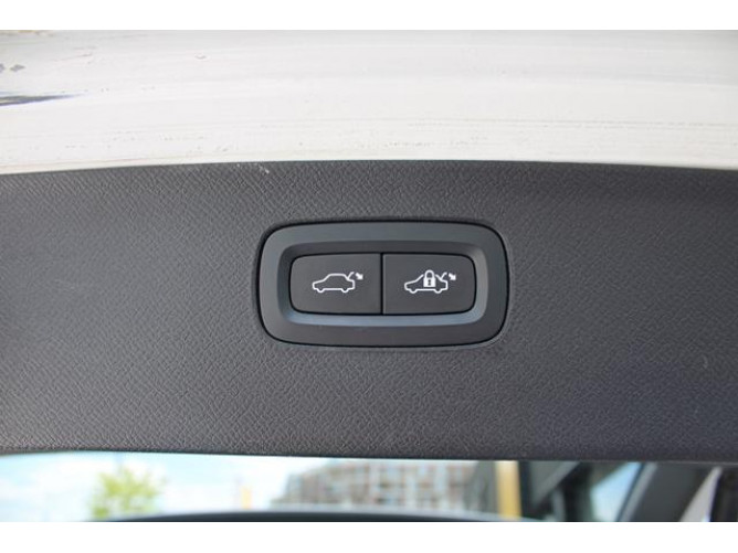 Volvo XC90 2.0 B5 MOMENTUM PRO 